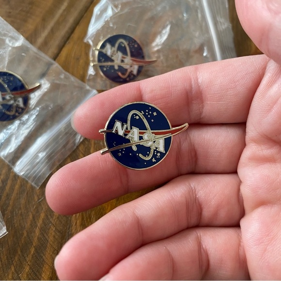 Lot Of Six NASA Space Flight Awareness Pins Lapel Space X Crew 1 Artemis 3 - Picture 2 of 8